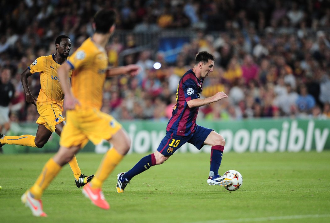 Lionel Messi stíhaný hráči Apoelu.