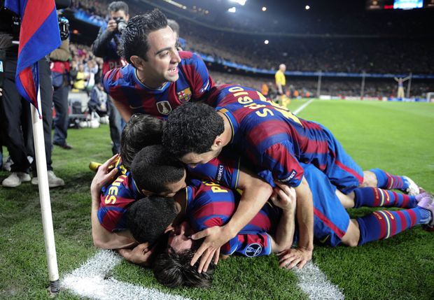 Fotbalisté Barcelony zasypali svého skórujícího spoluhráče Lionela Messiho Fotbalisté Barcelony zasypali svého skórujícího spoluhráče Lionela Messiho