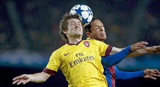 Rosický končí, Messi opět zničil Arsenal