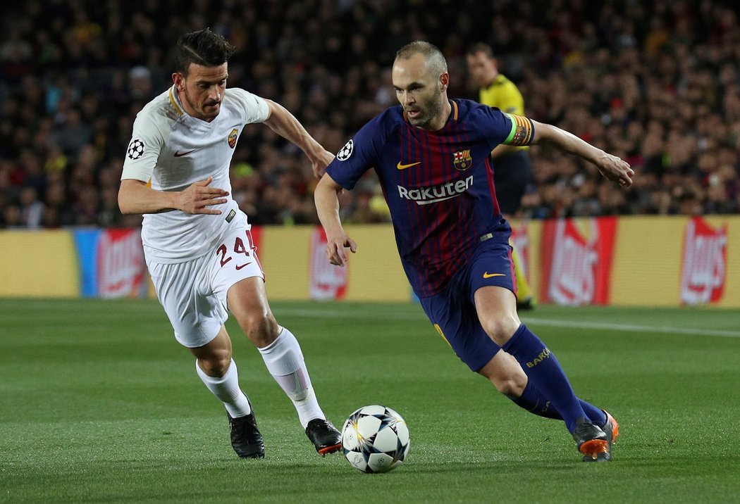 Andrés Iniesta v zápase proti AS Řím uniká Florenzimu