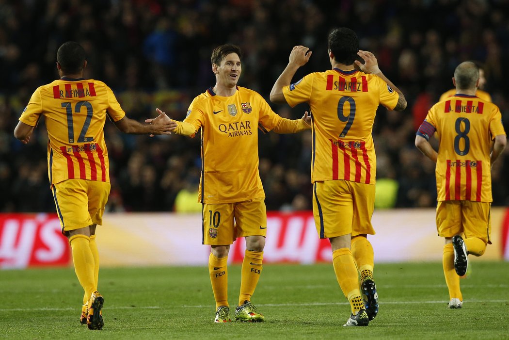 Fotbalisté Barcelony slaví výhru nad Atlétikem Madrid