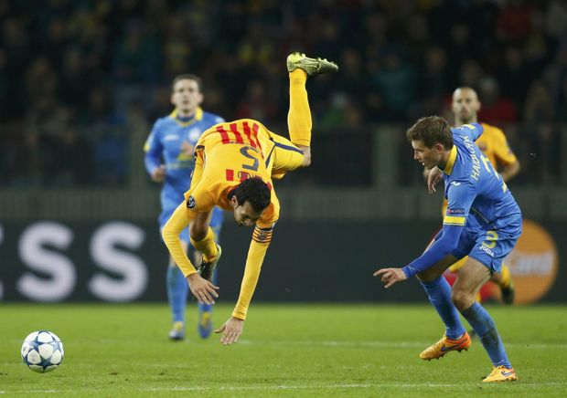 Barcelonský Sergio Busquets padá v zápase s Borisovem Barcelonský Sergio Busquets padá v zápase s Borisovem