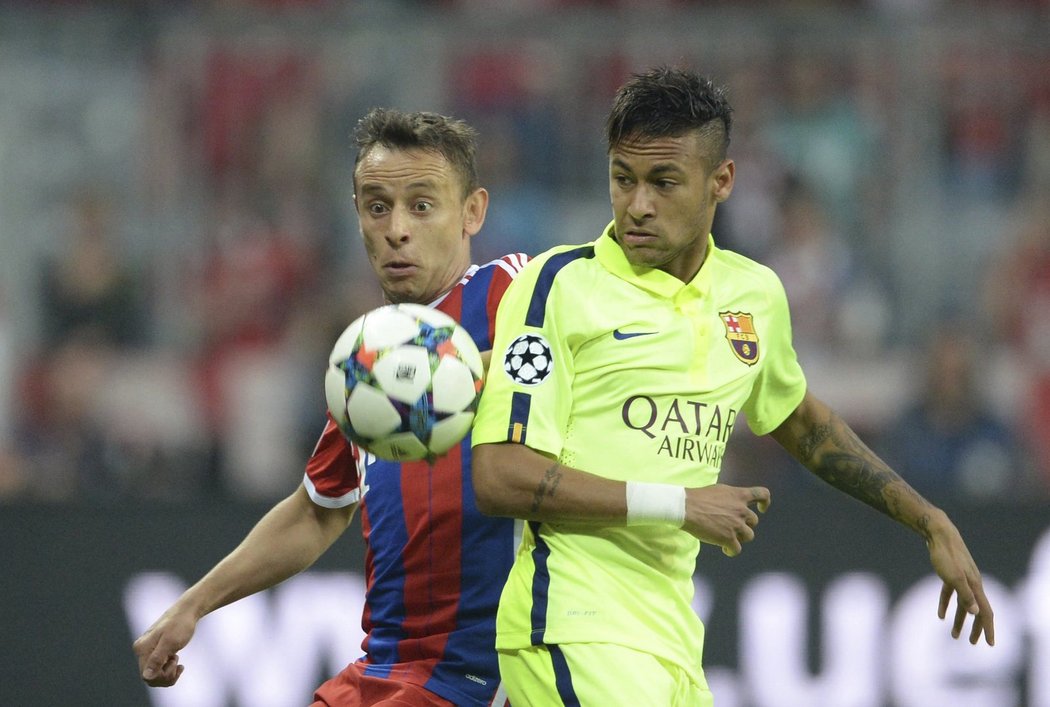 Neymar (vpravo) srovnal skóre proti Bayernu na 1:1)