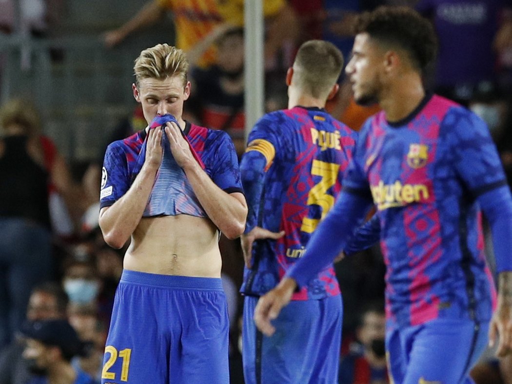 Zklamaní hráči Barcelony po porážce s Bayernem