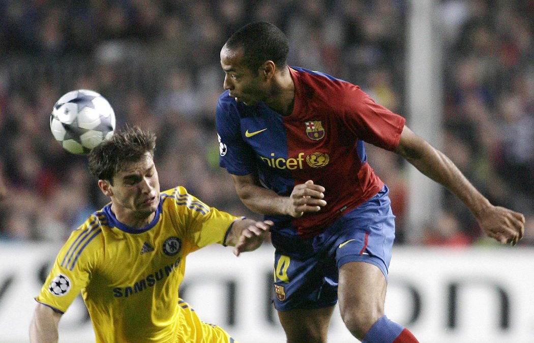 Thierry Henry měl největší šancí Barcelony v první půli.