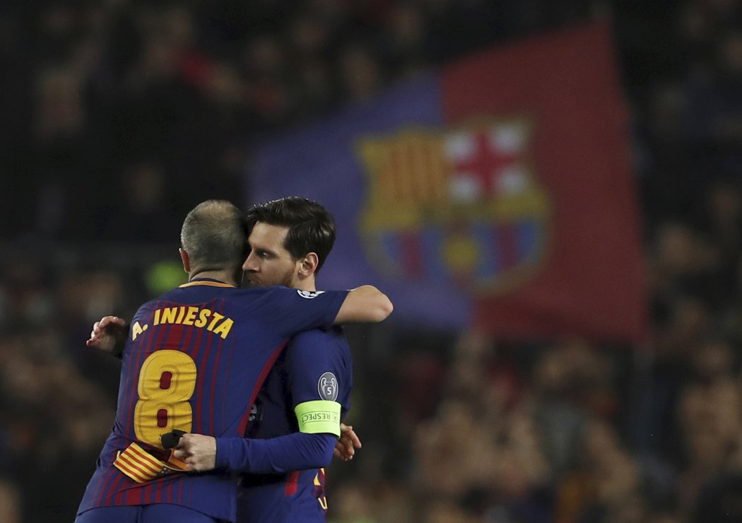 Andres Iniesta objímá při střídání Lionela Messiho, kterému předal kapitánskou pásku