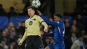 Robert Lewandowski ve vzdušném souboji na hřišti Chelsea