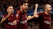Radost hráčů Barcelony po trefě Lionela Messiho