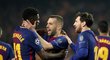 Radost hráčů Barcelony z gólu do sítě Chelsea v odvetě osmifinále Ligy mistrů