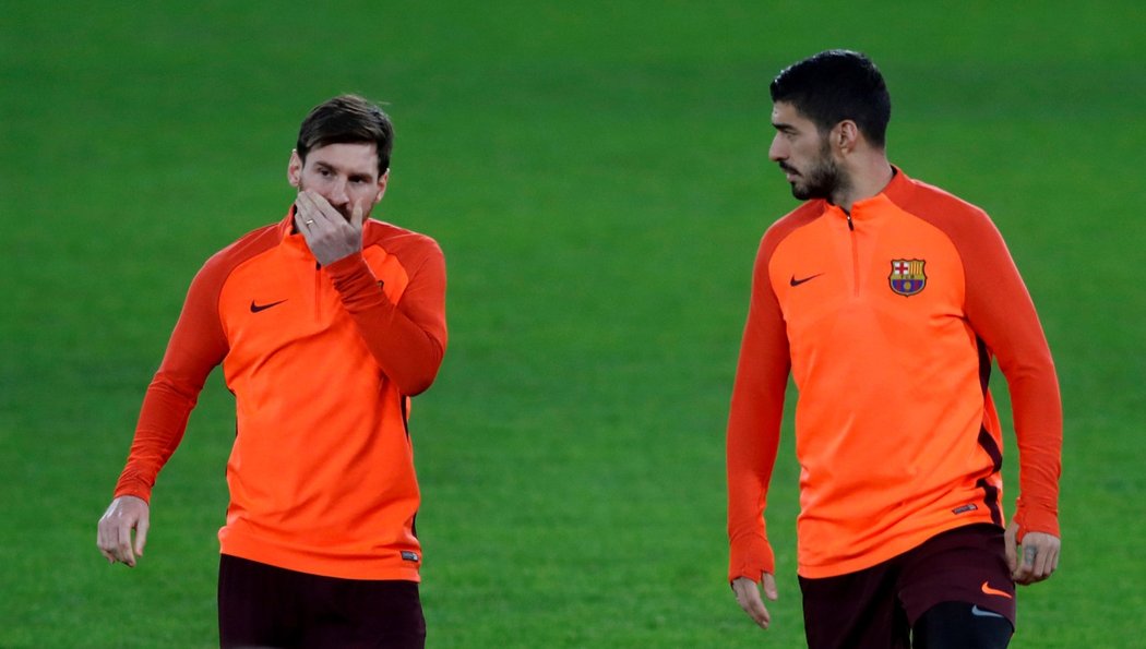 Lionel Messi a Luis Suárez na předzápasovém tréninku Barcelony před úvodním duelem osmifinále Ligy mistrů s Chelsea