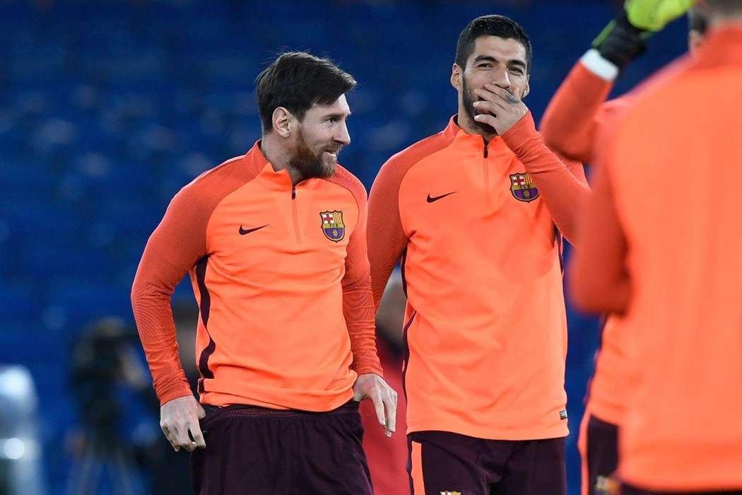 Lionel Messi a Luis Suárez na tréninku Barcelony před úvodním osmifinále Ligy mistrů proti Chelsea v Londýně