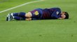 Lionel Messi po jednom z nedovolených zákroků od hráčů Chelsea v odvetě osmifinále Ligy mistrů