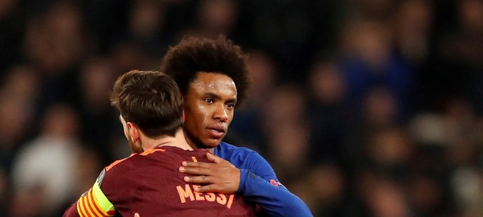 Brazilec Willian se zdraví po utkání s Argentincem Lionelem Messim