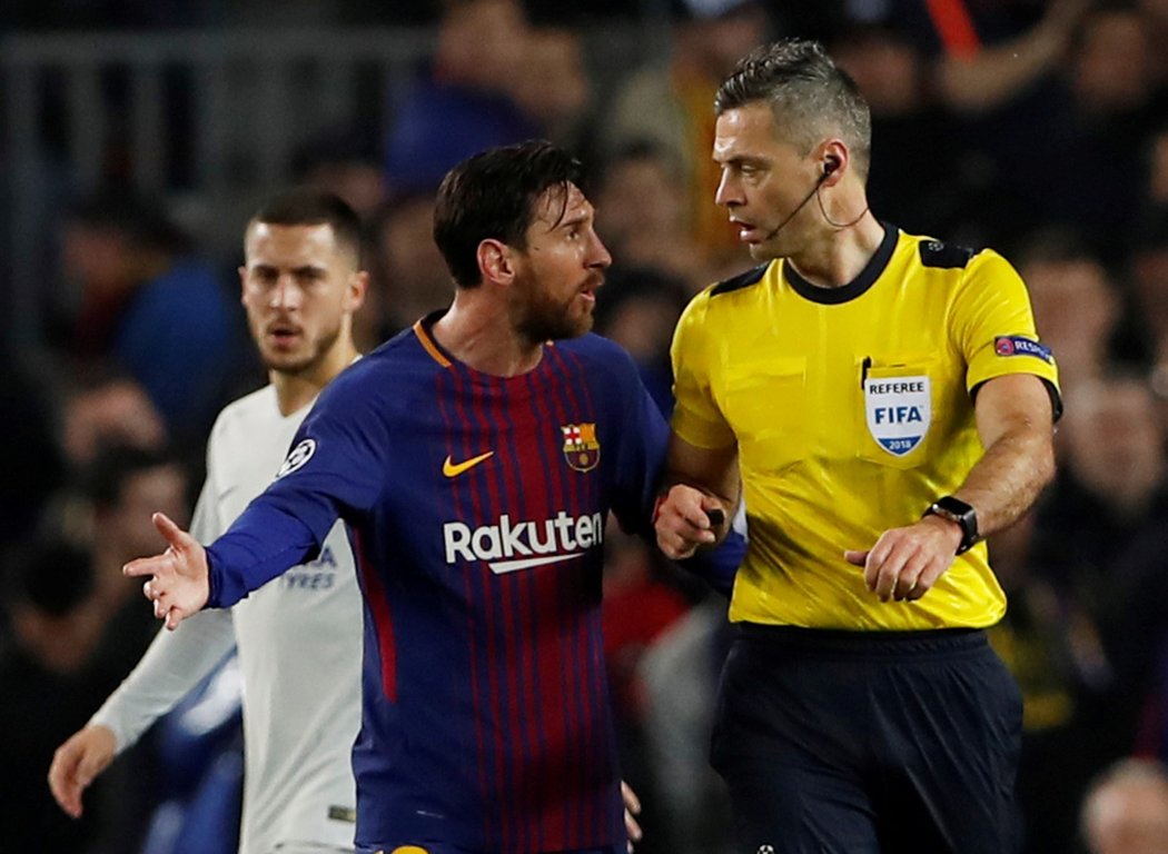 Lionel Messi debatuje s rozhodčím v utkání osmifinále Ligy mistrů mezi Barcelonou a Chelsea