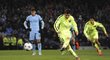 Lionel Messi kope penaltu proti Manchesteru City