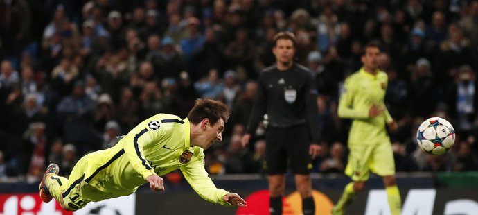 Messi se po neproměněné penaltě snažil míč do sítě dostat hlavou. Neúspěšně