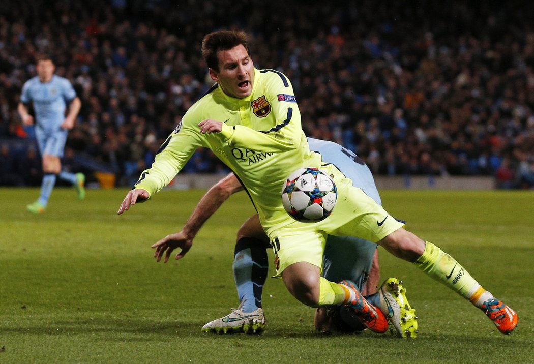 Lionel Messi padá po souboji se Zabaletou