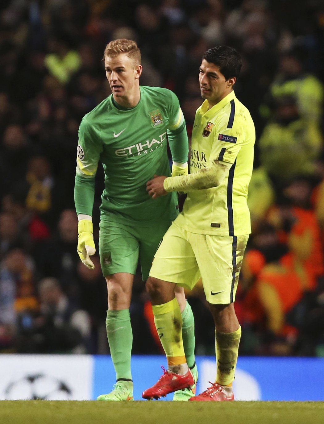 Joe Hart se po utkání s Barcelonou zdraví s Luisem Suárezem