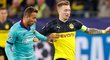 Dortmundský Marco Reus se snaží pláchnout Arthurovi z Barcelony