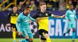 Dortmundský Marco Reus se snaží pláchnout Arthurovi z Barcelony