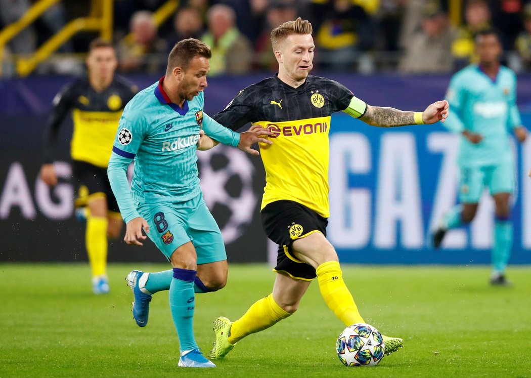 Dortmundský Marco Reus se snaží pláchnout Arthurovi z Barcelony