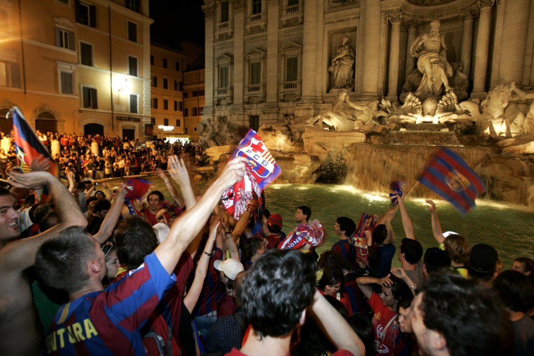 Fanoušci Barcelony se veselí ve fontáně Trevi v Římě.