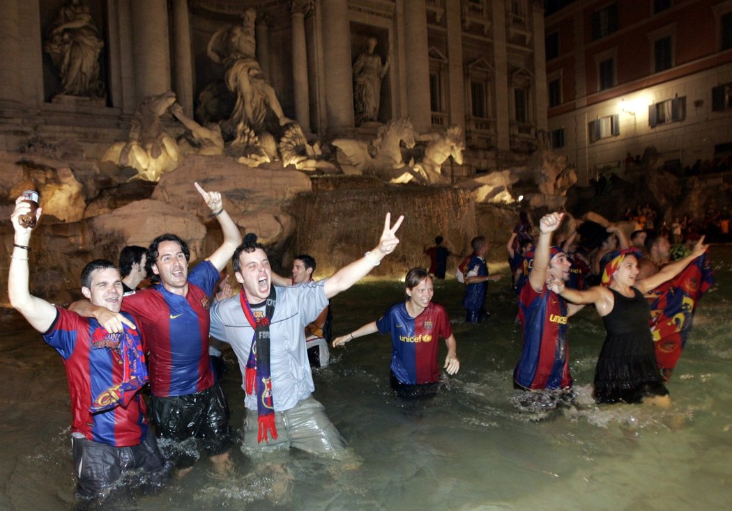 Římskou fontánu Trevi obsadili fanoušci Barcelony.