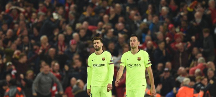 Zklamaná hráči Barcelony Gerrard Pique a Sergio Busquets