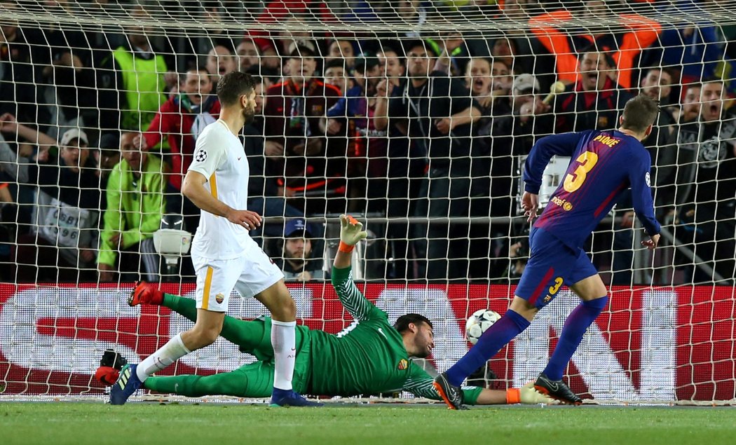 Gerard Piqué měl snadnou úlohu a přidal třetí branku do sítě AS Řím