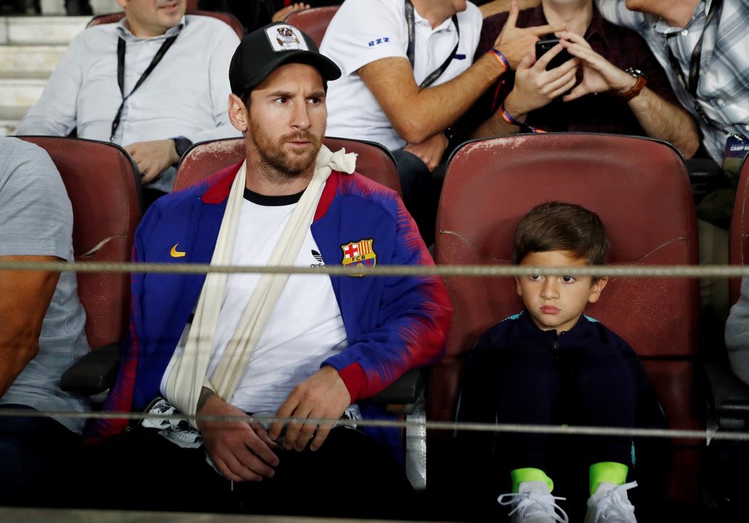 Zraněný Lionel Messi sledoval duel Barcelona -  Inter z tribuny