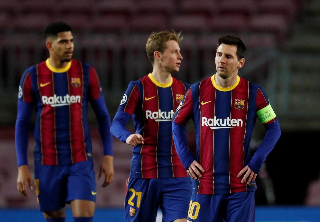 Zklamaní hráči Barcelony v čel s kapitánem Lionelem Messim v utkání proti Juventusu