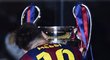 Messi přebírá pohár pro vítěze Ligy mistrů