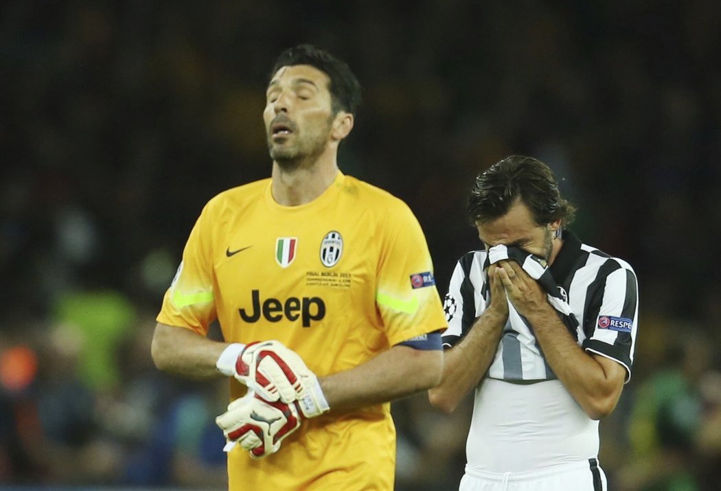 Buffon a Pirlo smutní po prohraném finále Ligy mistrů