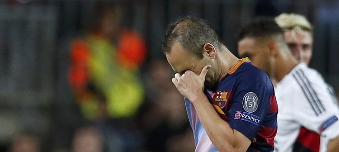 Andres Iniesta odchází ze hřiště v zápase s Leverkusenem