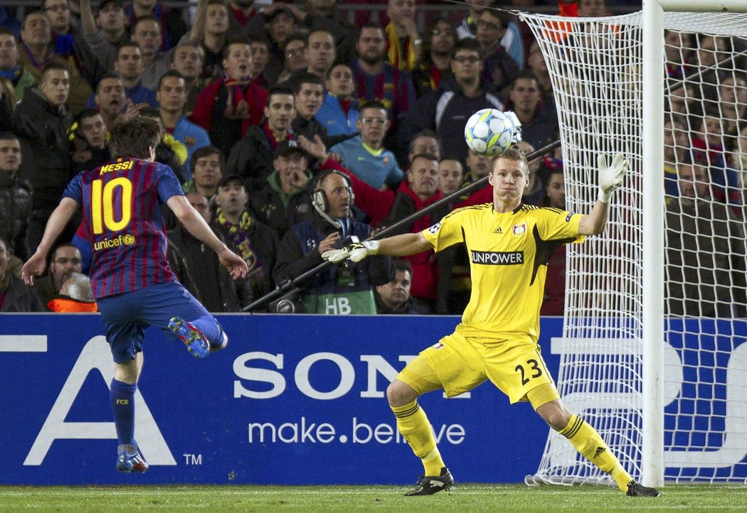Lionel Messi posílá lehkým obloučkem Barcelonu do vedení nad Leverkusenem 1:0