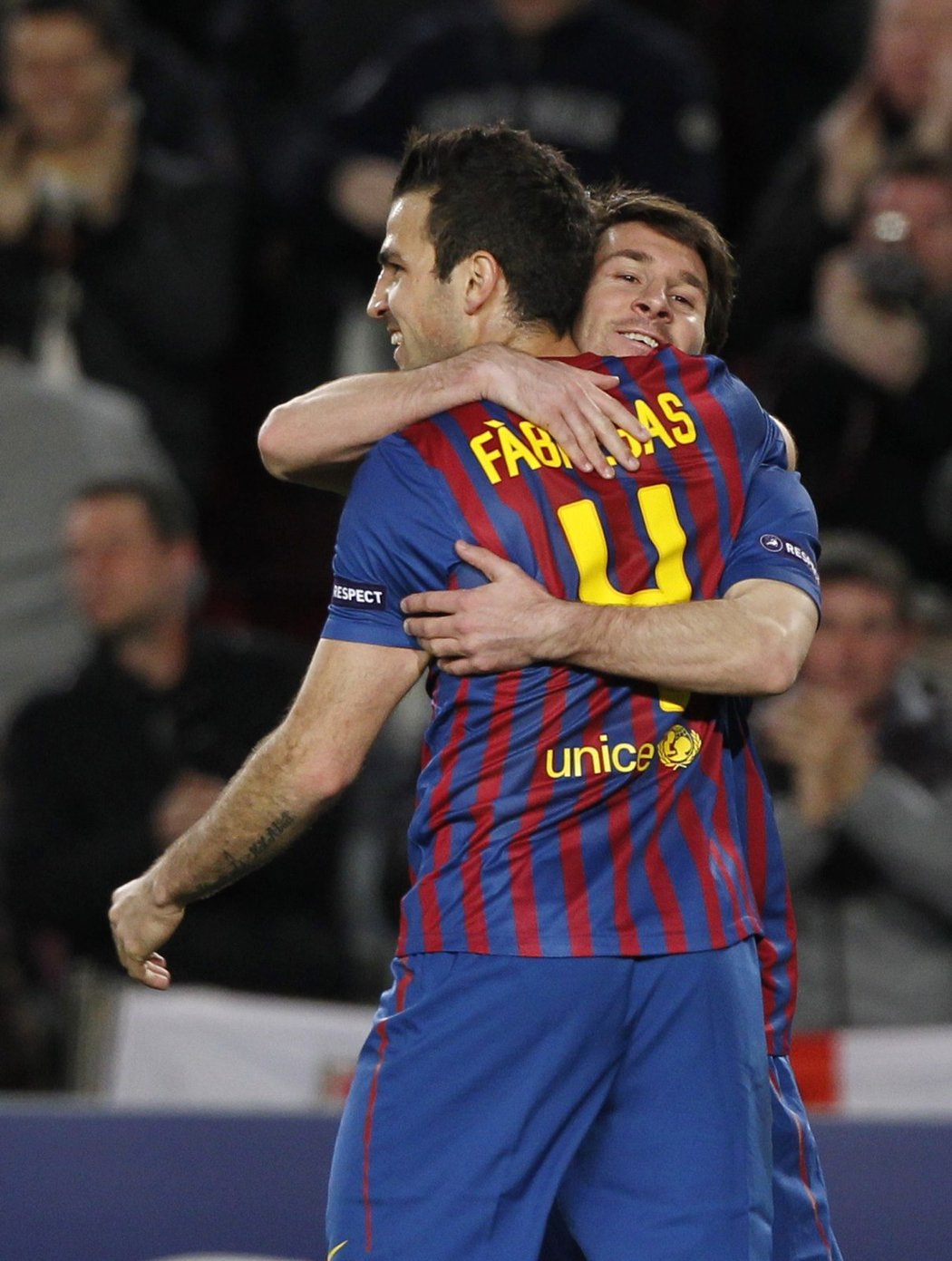 Cesc Fabregas objímá úspěšného střelce Lionela Messiho