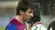 Lionel Messi si drží míč, se kterým dal v zápase Ligy mistrů proti Leverkusenu pět branek