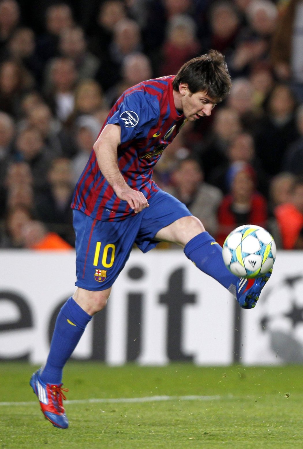 Lionel Messi přehazuje brankáře Leverkusenu