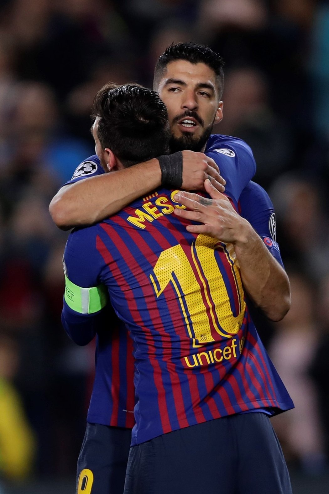 Luis Suárez oslavuje s Lionelem Messim