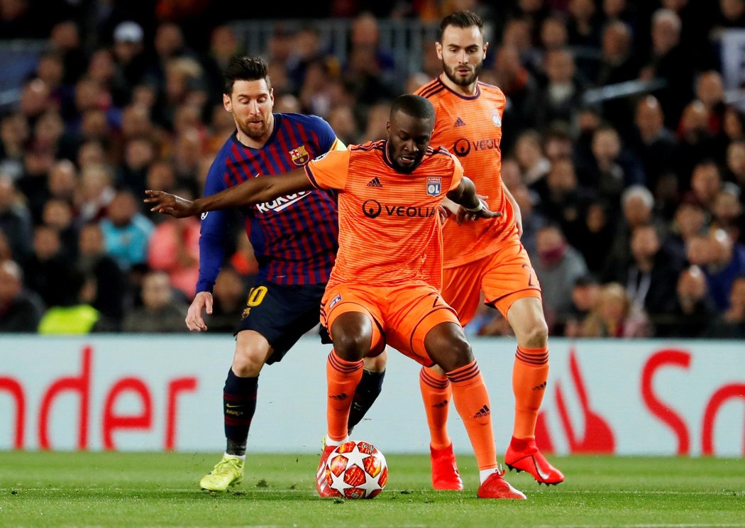 Tanguy Ndombele si pokrývá míč před Lionelem Messim