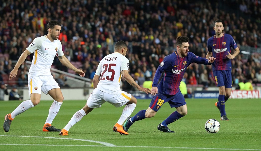Lionel Messi čelí přesile obránců AS Řím