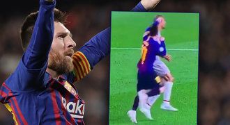 Odhalení! Co dělal Messi před parádou? Ohnal se pěstí a posunul míč