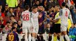 Rozhodčí Björn Kuipers uklidňuje situaci v semifinále Ligy mistrů mezi Barcelonou a Liverpoolem po zákroku Jamese Milnera na Lionela Messiho