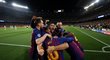 Fotbalisté Barcelony oslavují druhou trefu Lionela Messiho v semifinále Ligy mistrů proti Liverpoolu, kterou zvýšil na 3:0