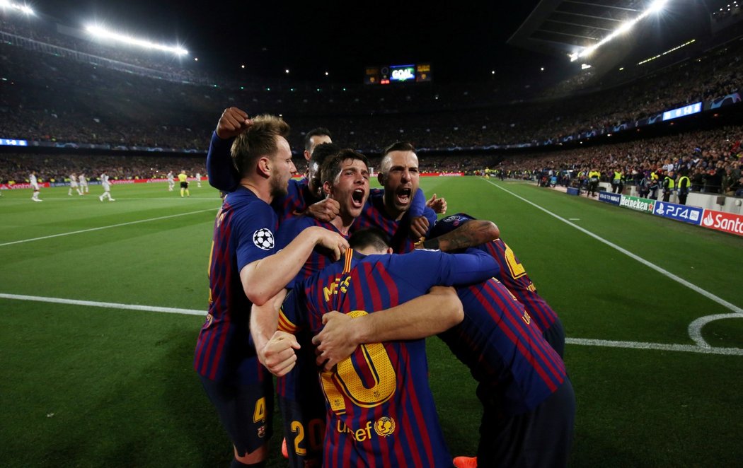 Fotbalisté Barcelony oslavují druhou trefu Lionela Messiho v semifinále Ligy mistrů proti Liverpoolu, kterou zvýšil na 3:0