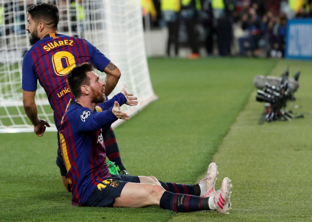 Lionel Messi oslavuje svůj druhý gól v semifinále Ligy mistrů proti Liverpoolu, kterým zvýšil na 3:0