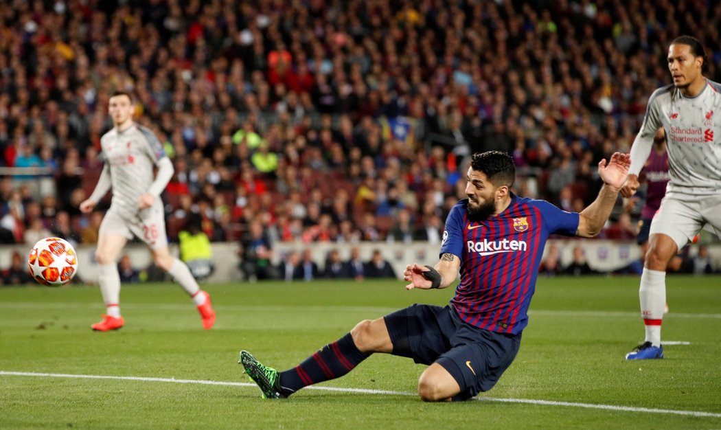 Luis Suárez dává vedoucí gól Barcelony v prvním semifinále Ligy mistrů proti Liverpoolu