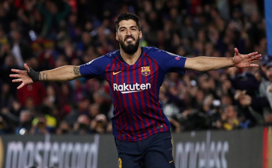 Luis Suárez oslavuje svou trefu do sítě Liverpoolu v prvním semifinále Ligy mistrl