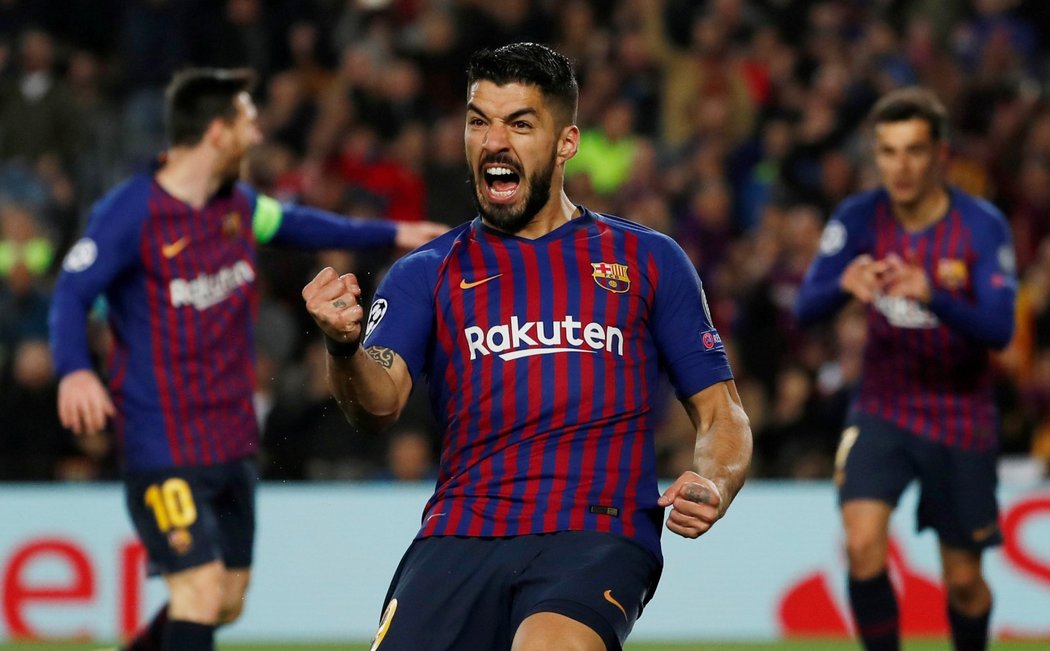 Luis Suárez slaví gól do sítě Lyonu