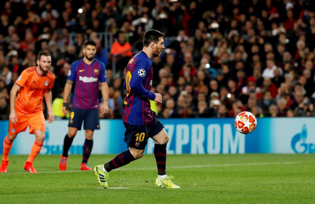 Hvězda Barcelony Lionel Messi proměňuje pokutový kop proti Lyonu